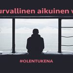 Henkilö istuu ikkunalaudalla meren äärellä kasvot ulos merelle päin. Kuvassa lukee Yksikin turvallinen aikuinen voi riittää.