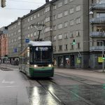 Raitiovaunu numero 4 kulkee Helsingissä.