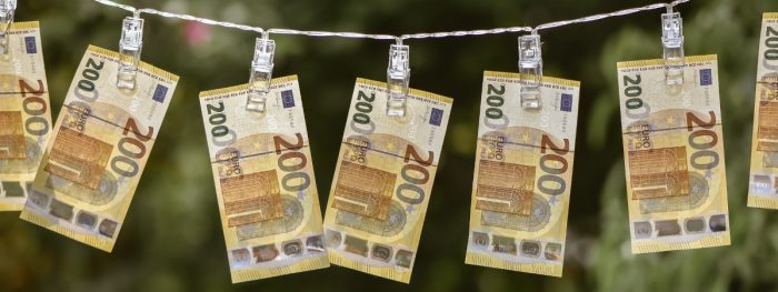 200 euron seteleitä roikkumassa pyykkinarulla.