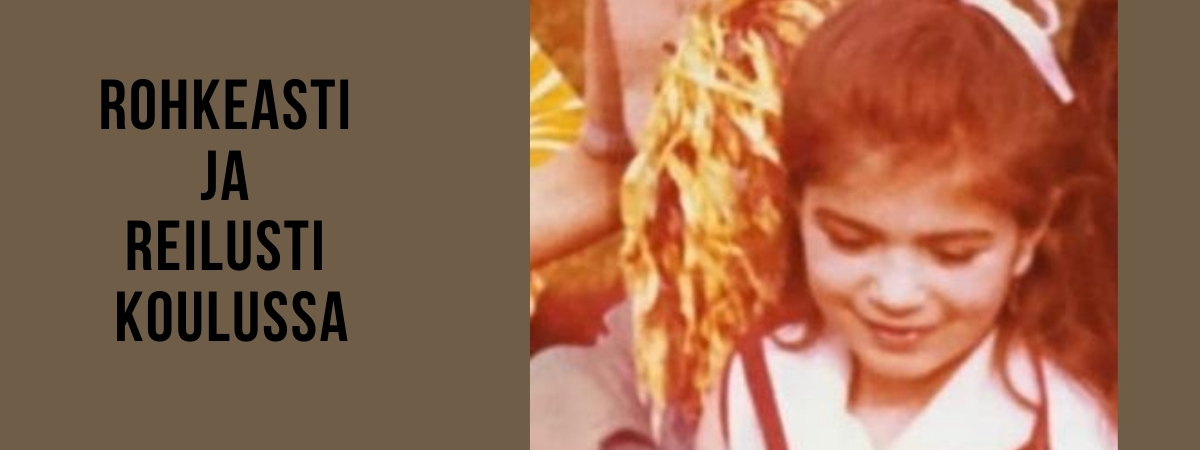 Vanha keltasävyinen valokuva, jossa tyttö hymyilee rusetti päässään.