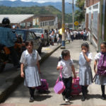 Lapsia koulupuvut päällä jalkakäytävällä Kolumbiassa