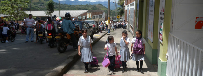 Lapsia koulupuvut päällä jalkakäytävällä Kolumbiassa